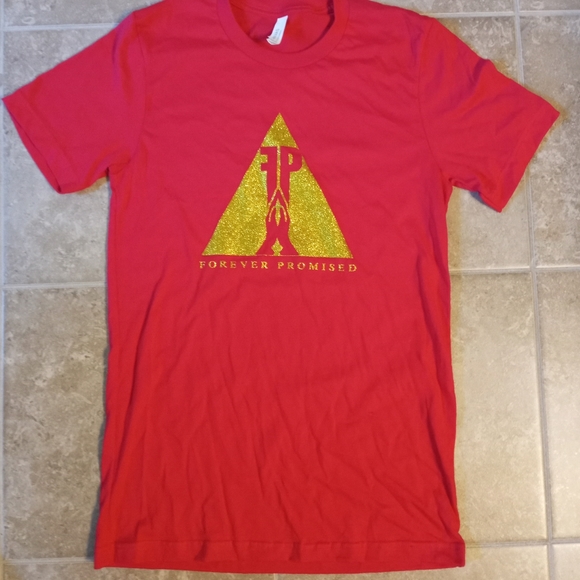 New Short Sleeve Crew Neck Red Tee w/ Gold Graphic - Picture 1 of 4